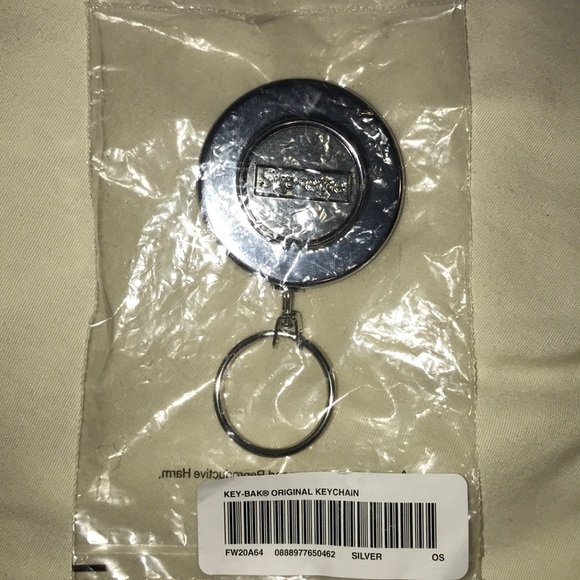Supreme FW20 keychain - Picture 2 of 5